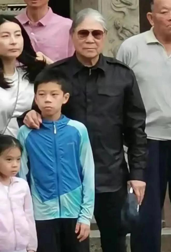 晶低调站C位霍震霆精神抖擞疼孙子！尊龙AG网站霍家广东扫墓曝光！郭晶(图7)
