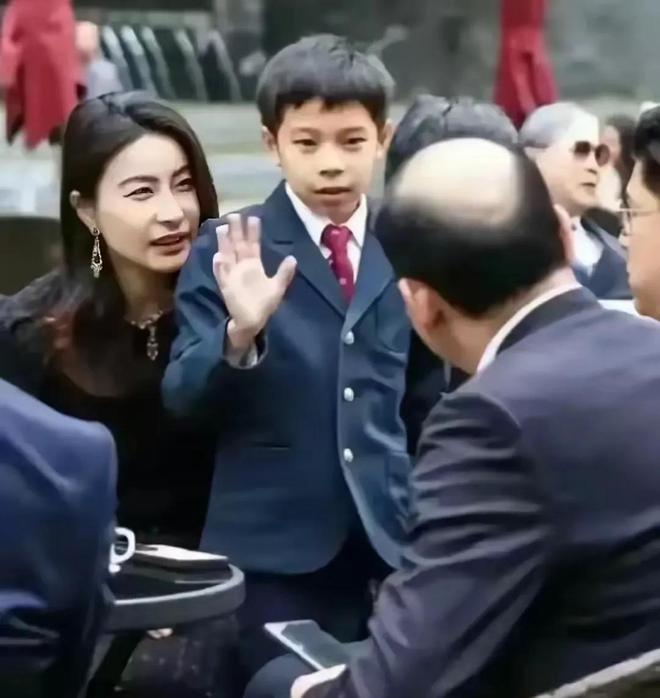 晶低调站C位霍震霆精神抖擞疼孙子！尊龙AG网站霍家广东扫墓曝光！郭晶(图1)
