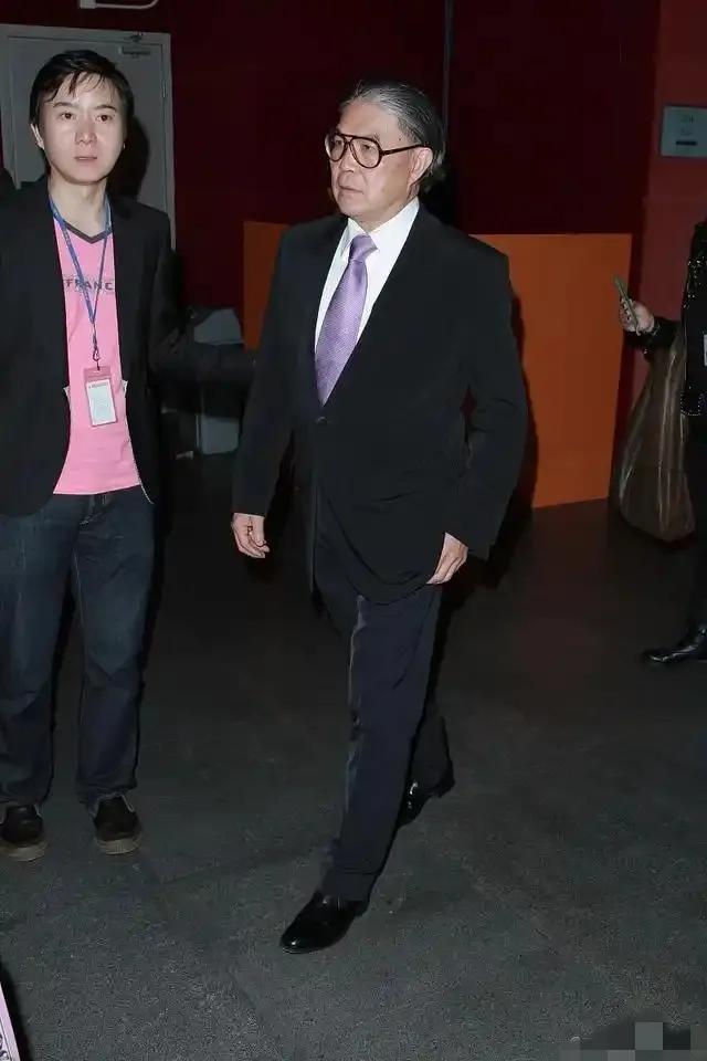 晶低调站C位霍震霆精神抖擞疼孙子！尊龙AG网站霍家广东扫墓曝光！郭晶(图4)