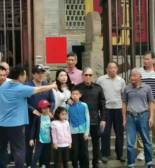 晶低调站C位霍震霆精神抖擞疼孙子！尊龙AG网站霍家广东扫墓曝光！郭晶(图5)