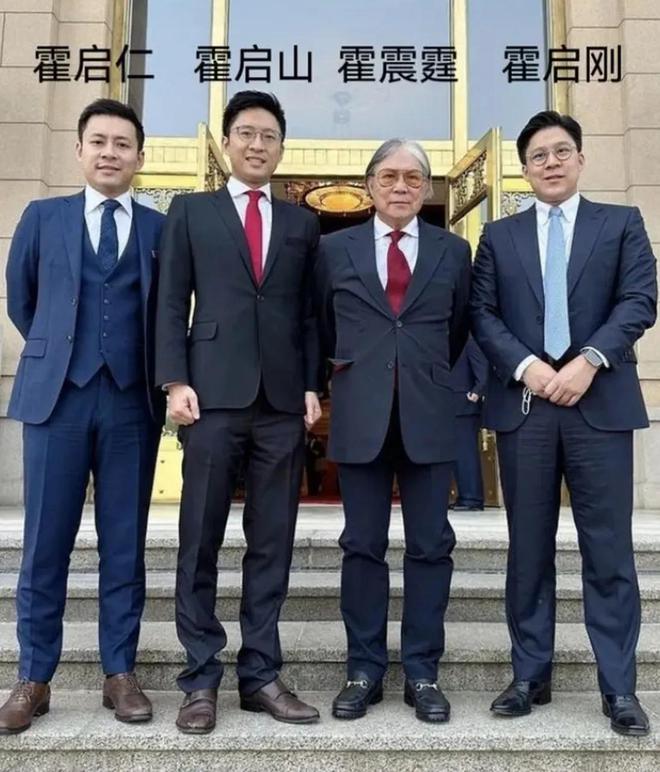 晶低调站C位霍震霆精神抖擞疼孙子！尊龙AG网站霍家广东扫墓曝光！郭晶(图3)