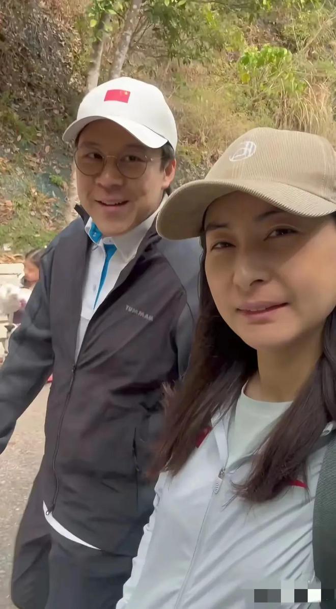 晶低调站C位霍震霆精神抖擞疼孙子！尊龙AG网站霍家广东扫墓曝光！郭晶(图9)