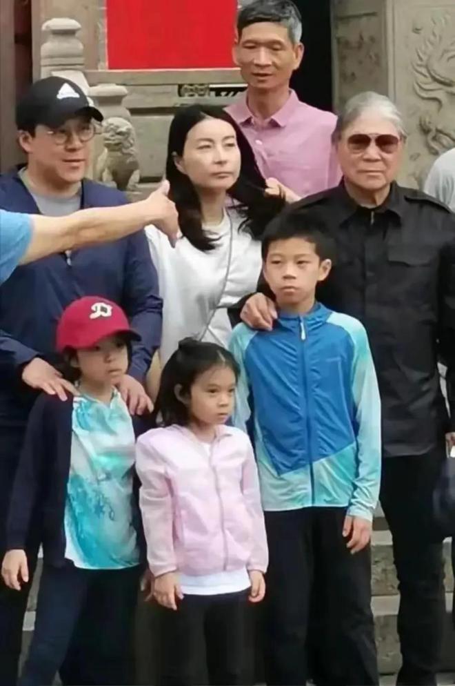 晶低调站C位霍震霆精神抖擞疼孙子！尊龙AG网站霍家广东扫墓曝光！郭晶(图10)