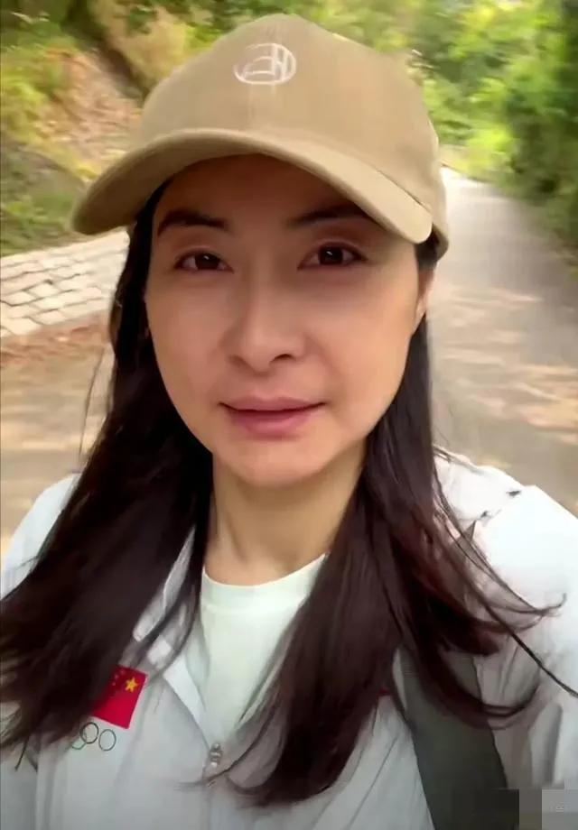 晶低调站C位霍震霆精神抖擞疼孙子！尊龙AG网站霍家广东扫墓曝光！郭晶(图13)